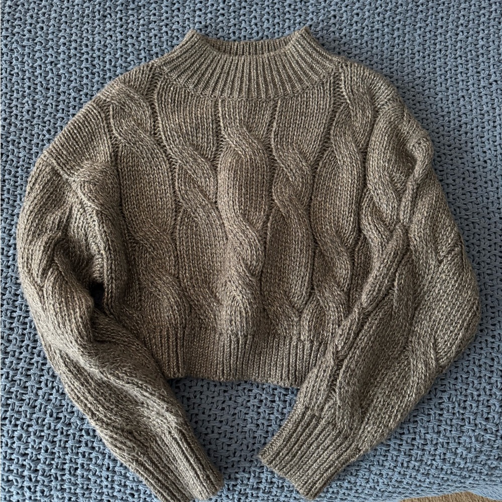525 Chunky Cable Knit Sweater